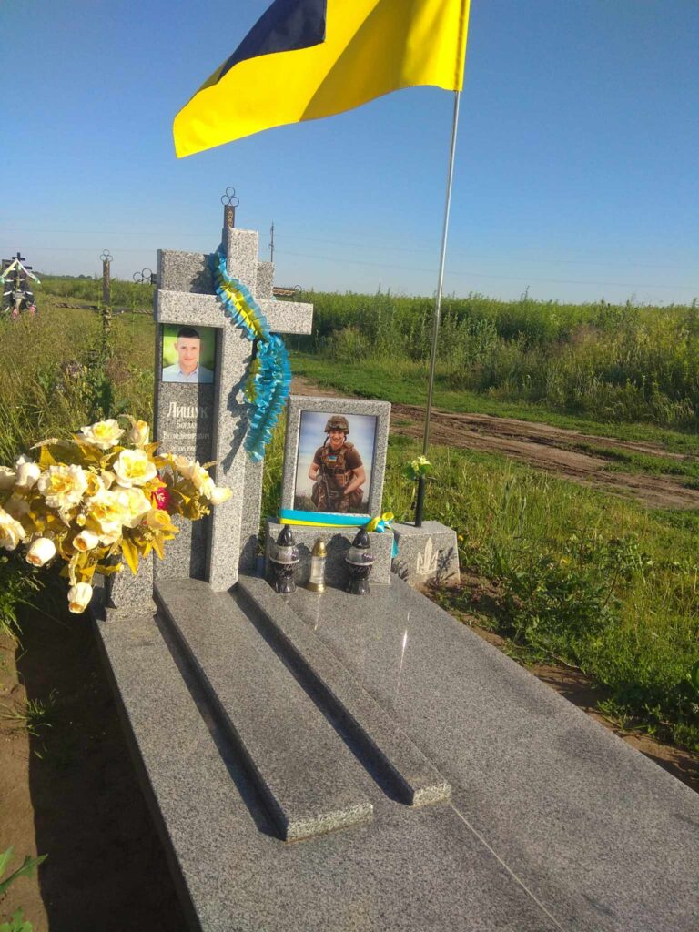 Пам'ятники Локачі Луцьк — одинарний зі свічником