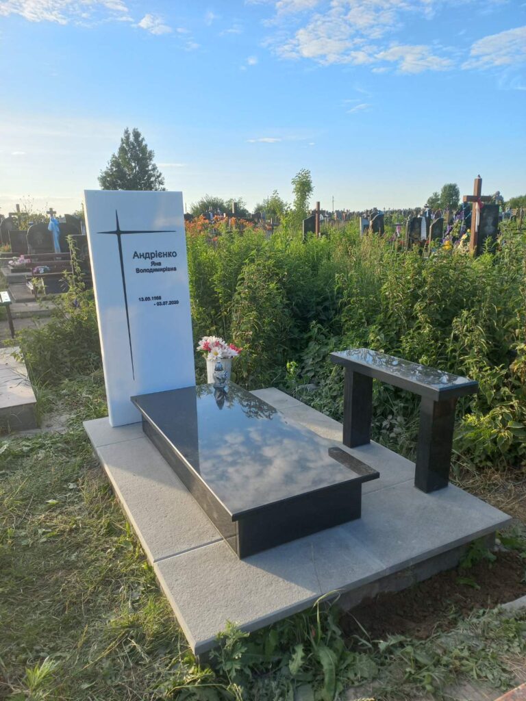Пам'ятники Луцький район — одинарний з хрестом
