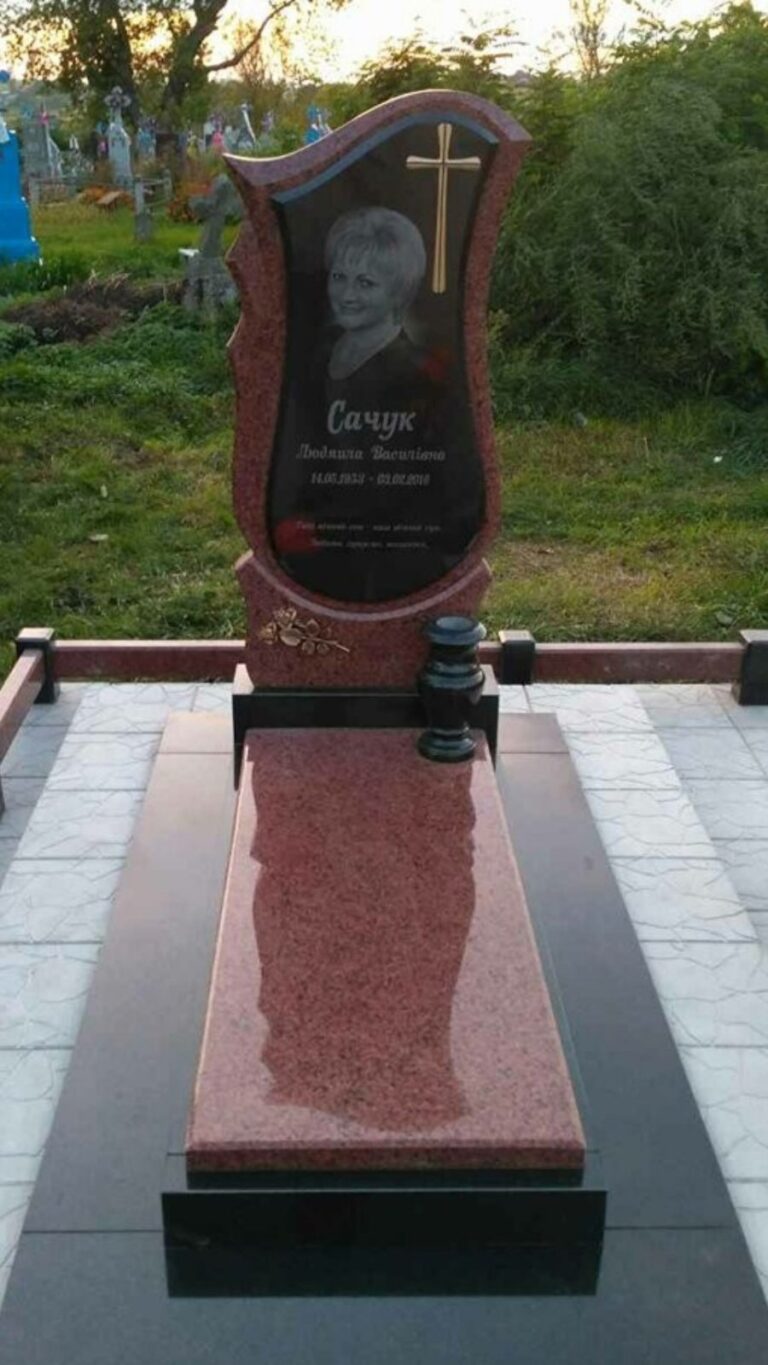 Пам'ятники Луцьк — одинарний з різьбленою книгою