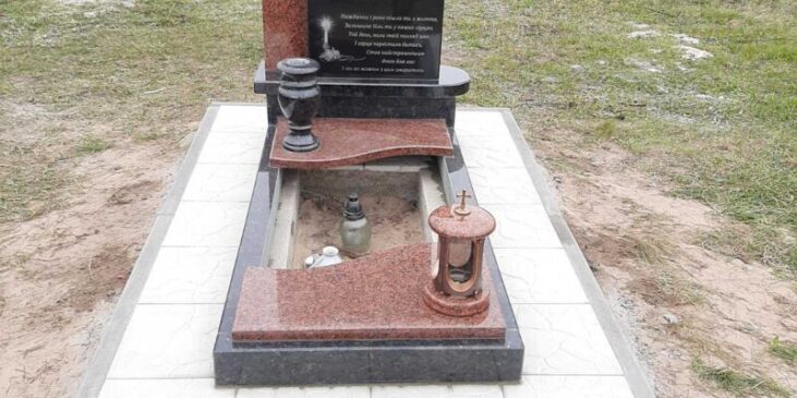 Пам'ятники Ковель Луцьк — одинарний з квітником