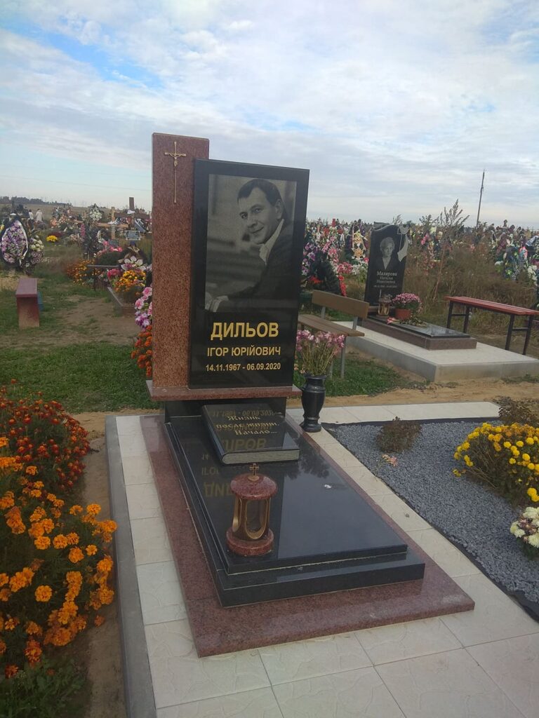 Пам'ятники Луцьк — одинарний арочна стела позолота