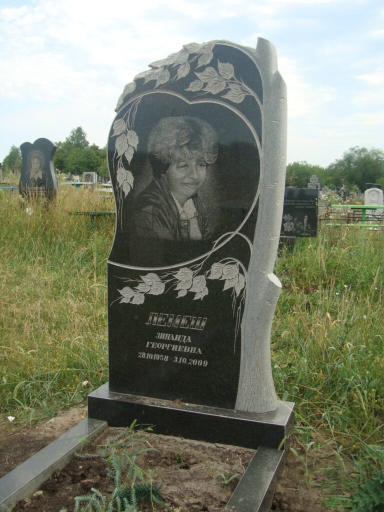 Хрест гранітний різьблений — Луцьк