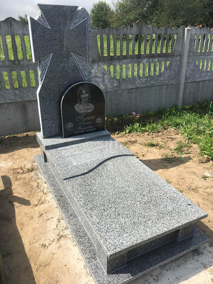 Потрійний пам'ятник з орнаментом — Луцьк Волинь