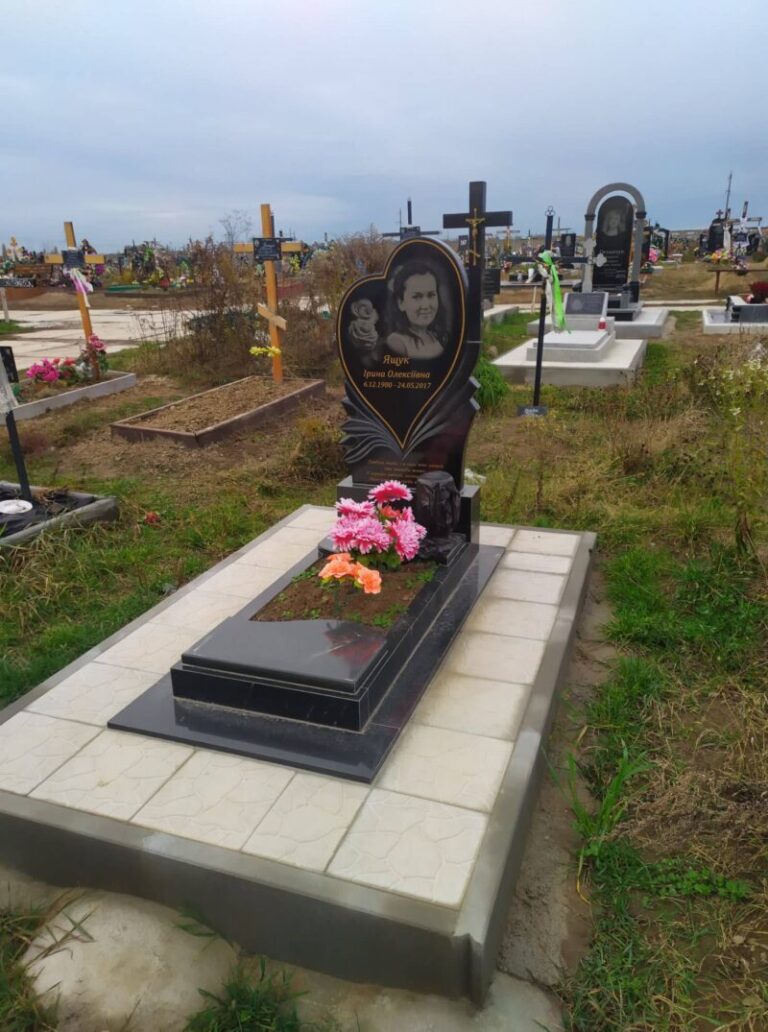 Меморіальна дошка військовому ЗСУ — Луцьк