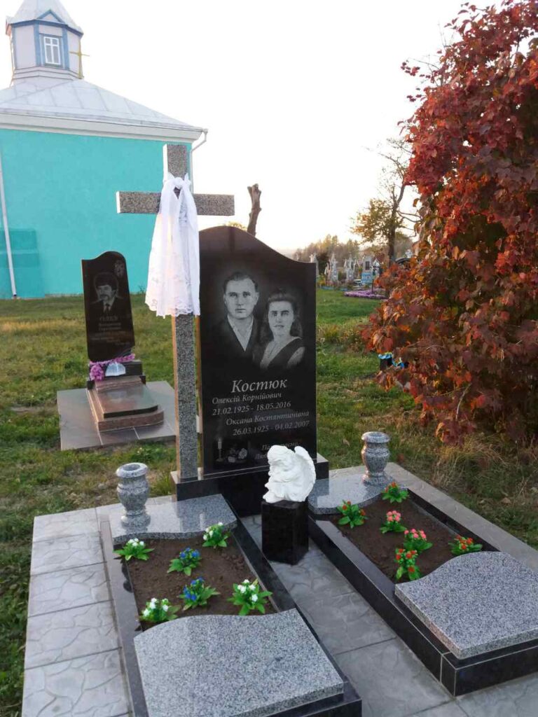 Пам'ятник подружжю з портретами Луцьк