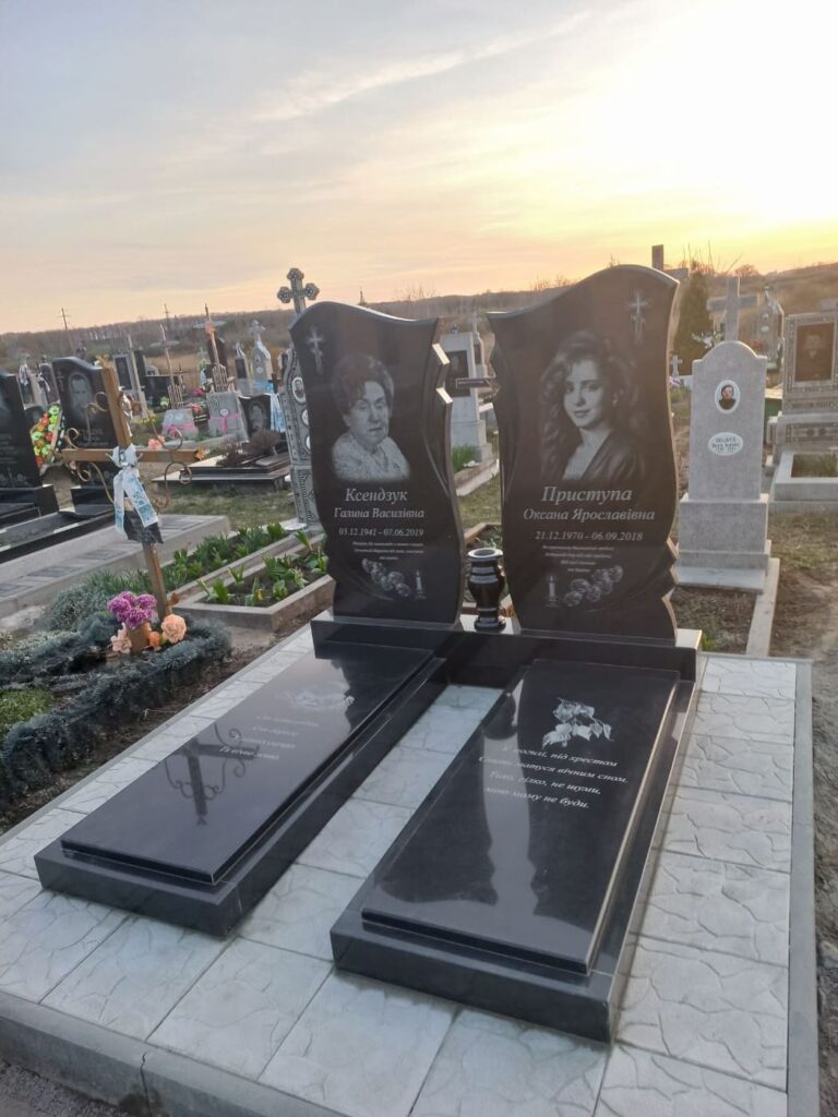 Подвійний пам'ятник Луцьк з квітами
