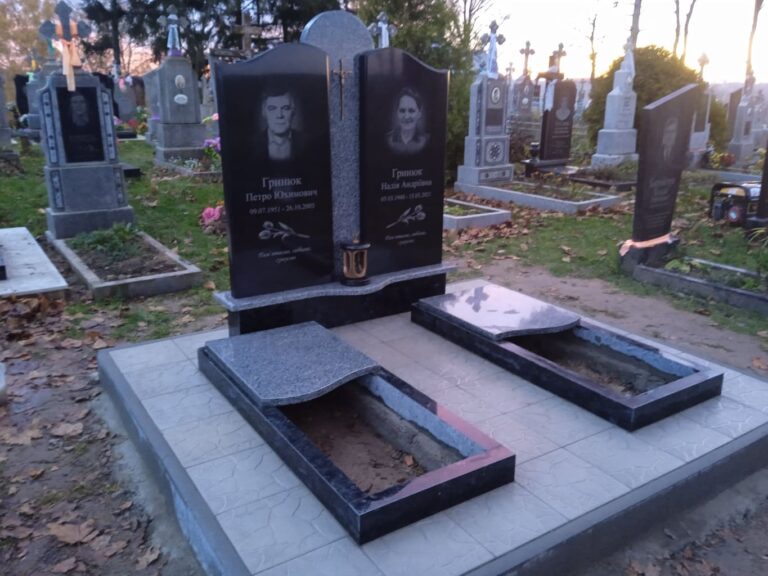 Подвійний пам'ятник червоно-чорний Луцьк
