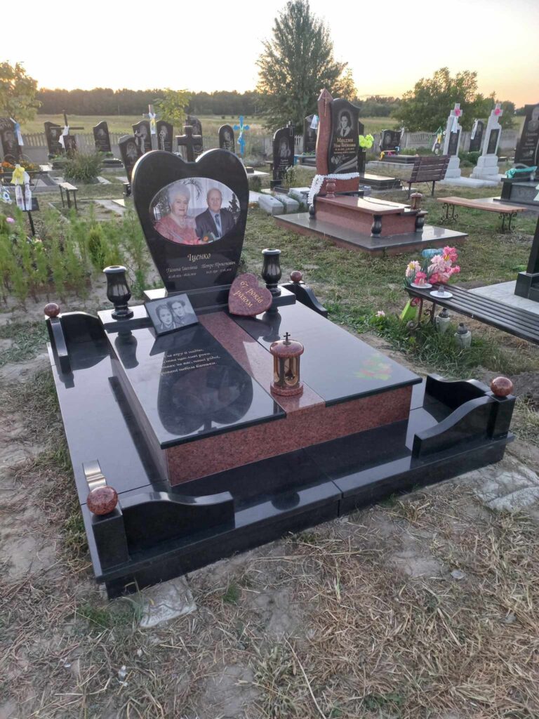 Подвійний пам'ятник Луцьк з огорожею