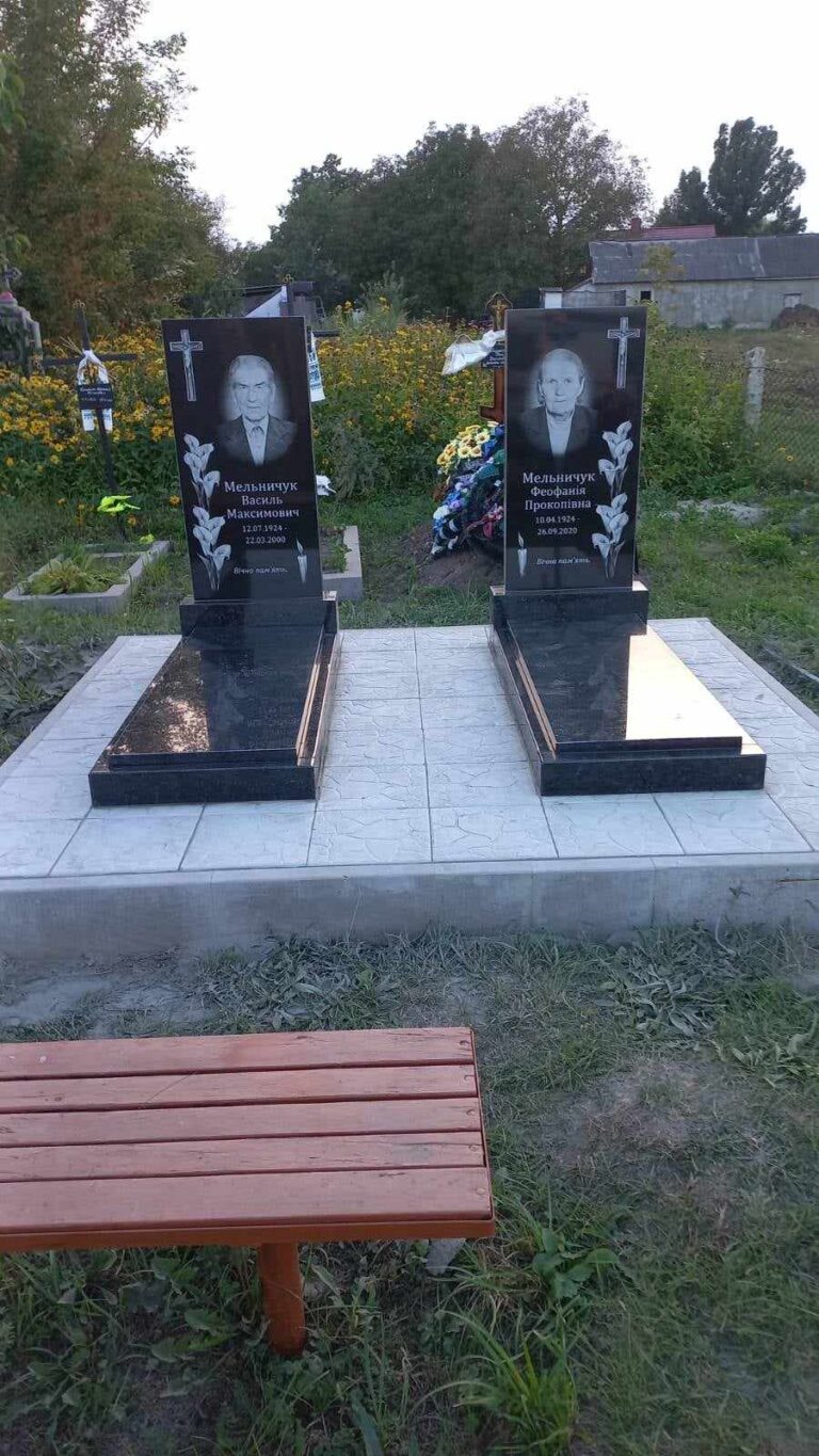 Подвійний пам'ятник з хрестом Луцьк