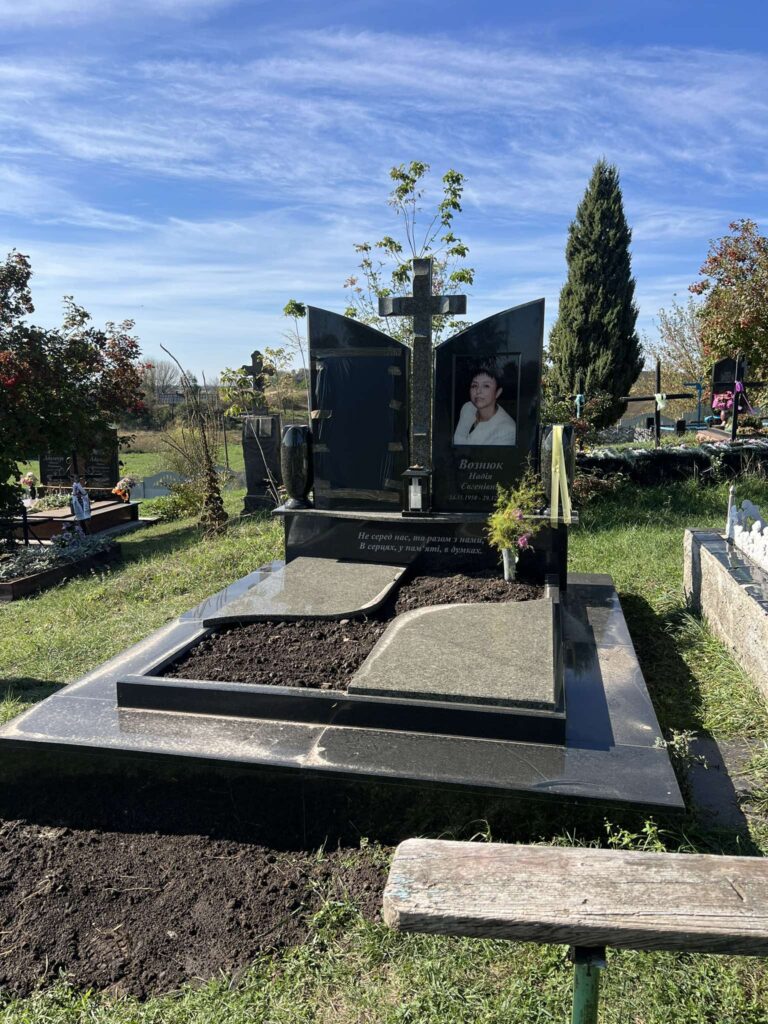 Подвійний пам'ятник для батьків Луцьк