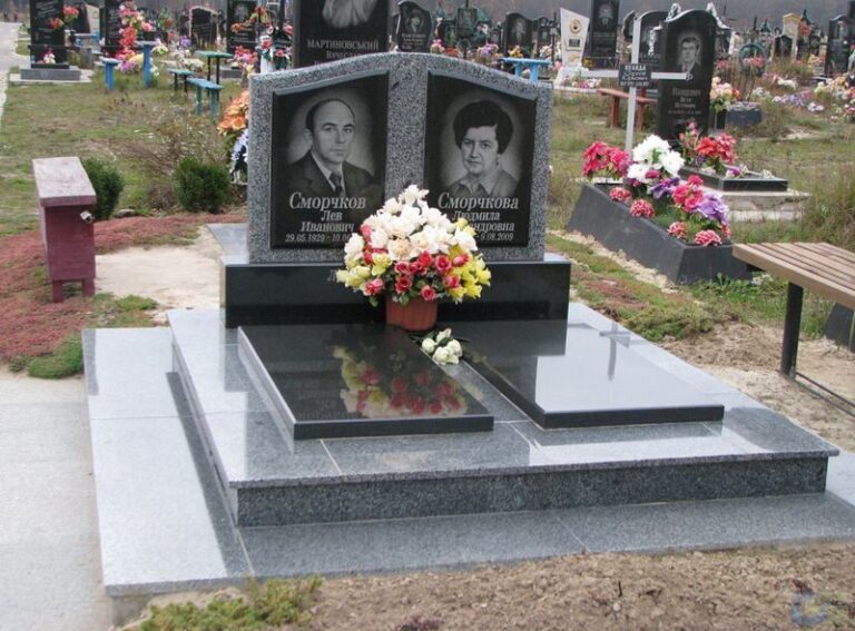 Подвійний пам'ятник з бордюром Луцьк