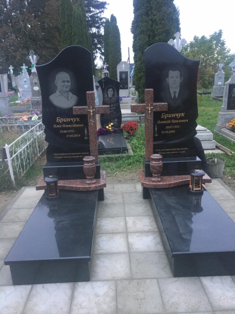 Подвійний пам'ятник хрест по центру Луцьк