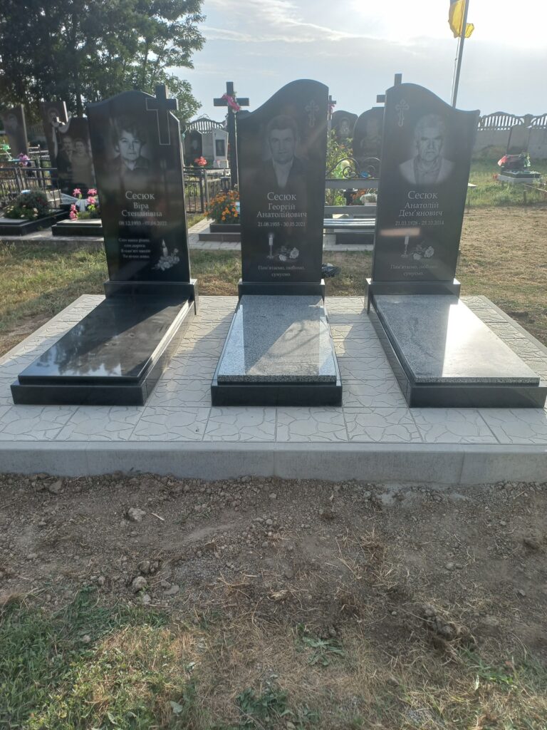 Подвійний пам'ятник високі стели Луцьк
