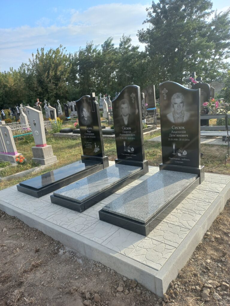 Подвійний пам'ятник з вазами Луцьк