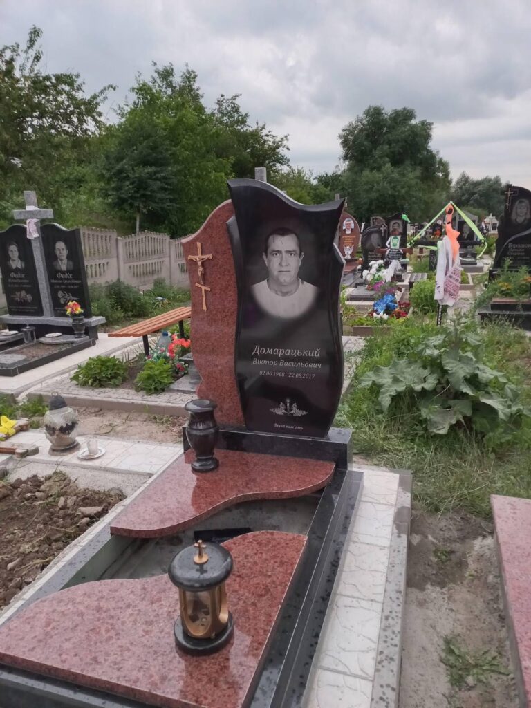 Потрійний чорний пам'ятник — замовити Луцьк