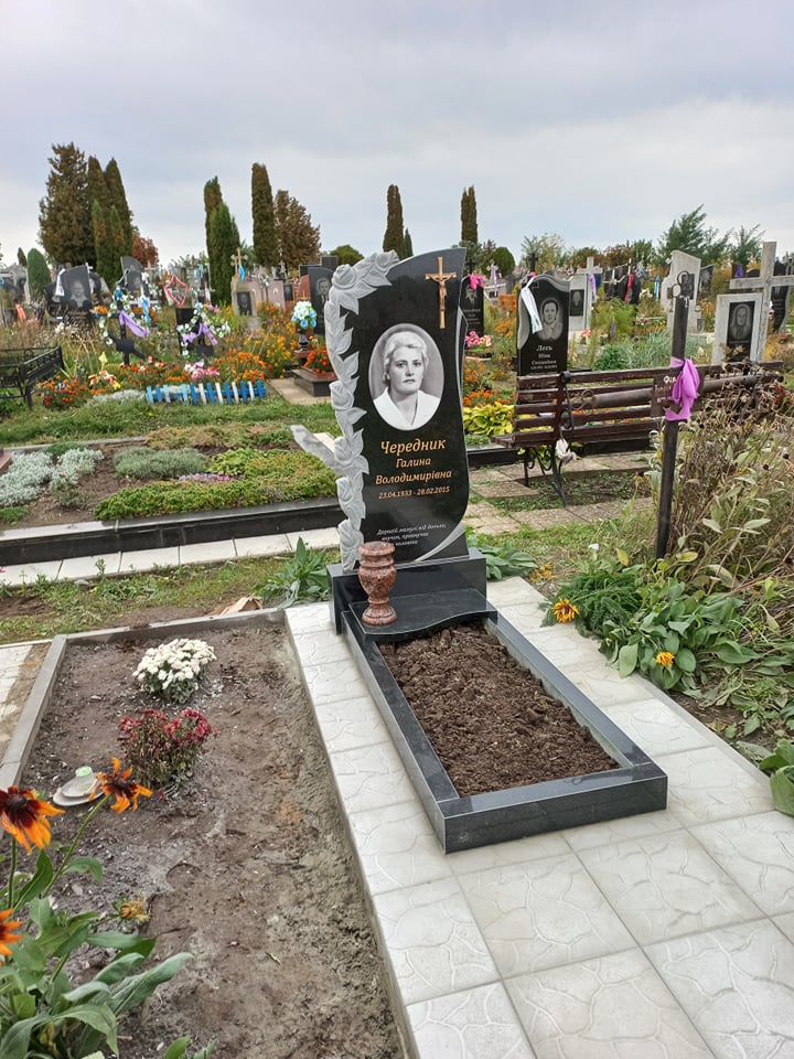 Потрійний пам'ятник три портрети позолота — Луцьк