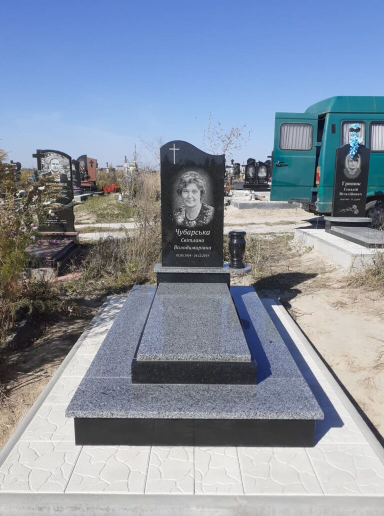 Потрійний пам'ятник комплекс з огорожею — Луцьк