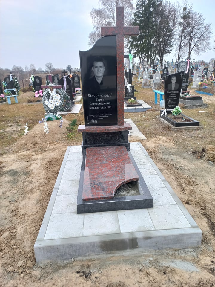Авторський пам'ятник із силуетом людини — Луцьк