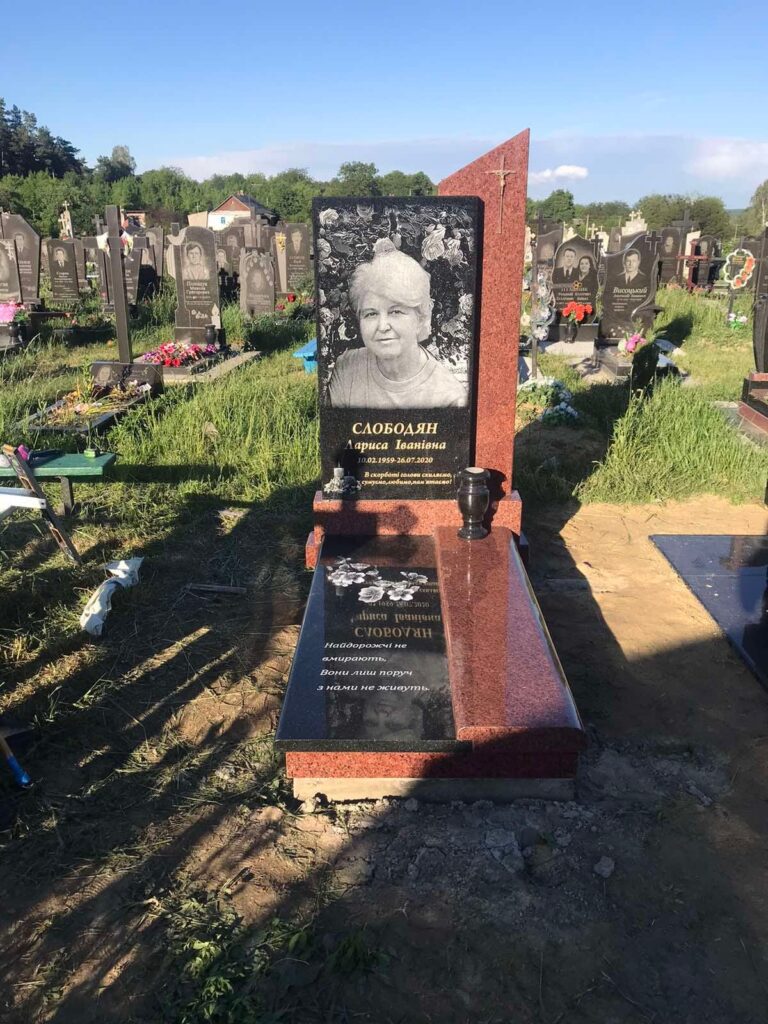 Пам'ятник з різьбою натюрморт — Луцьк
