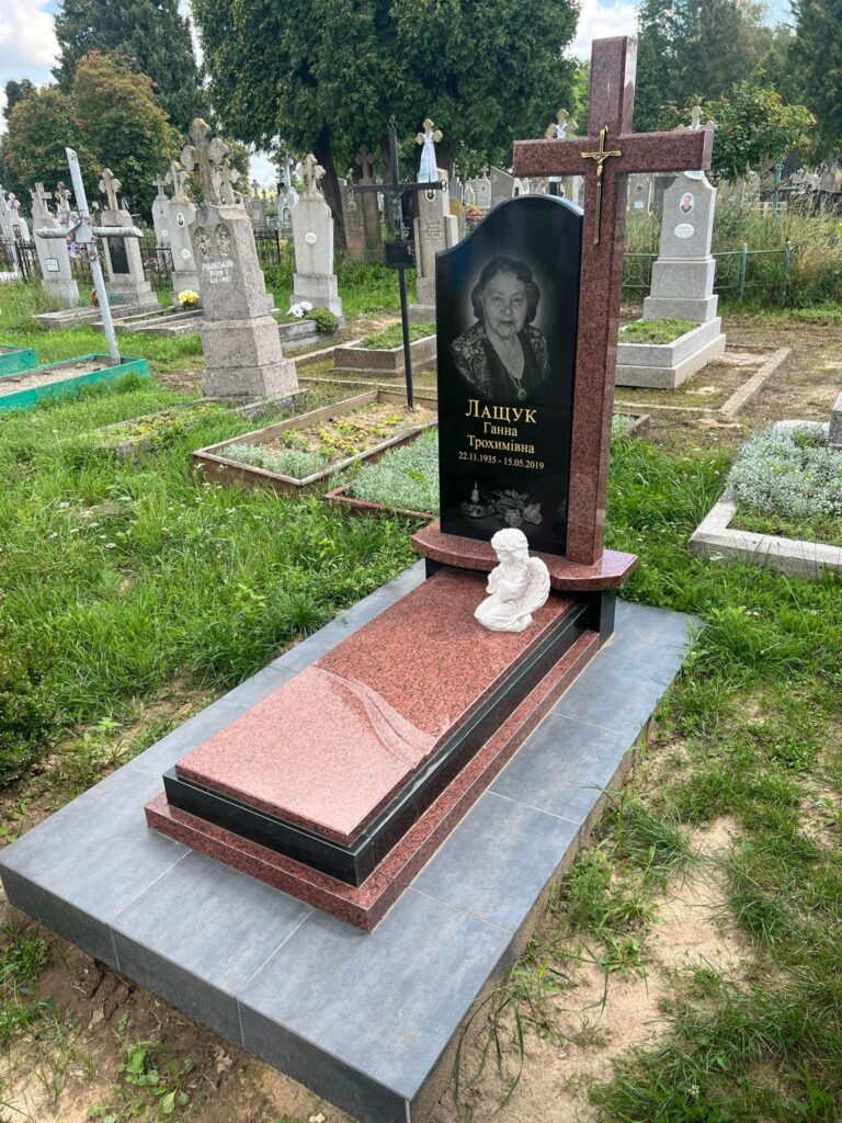 Пам'ятник з позолоченою різьбою — Луцьк