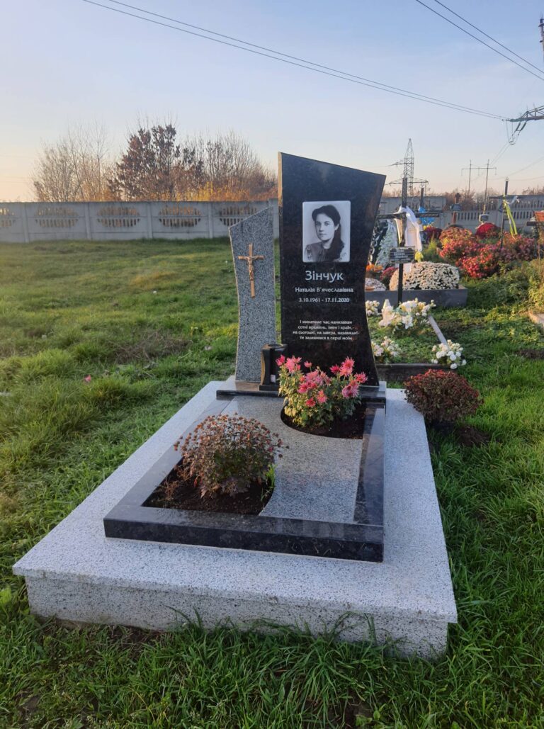 Авторський пам'ятник музиканту зі скрипкою — Луцьк