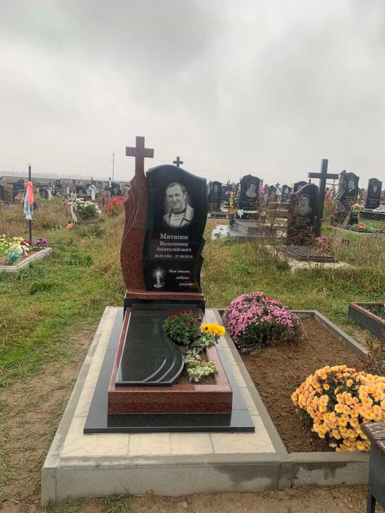 Авторський пам'ятник з книгою — Луцьк Волинь