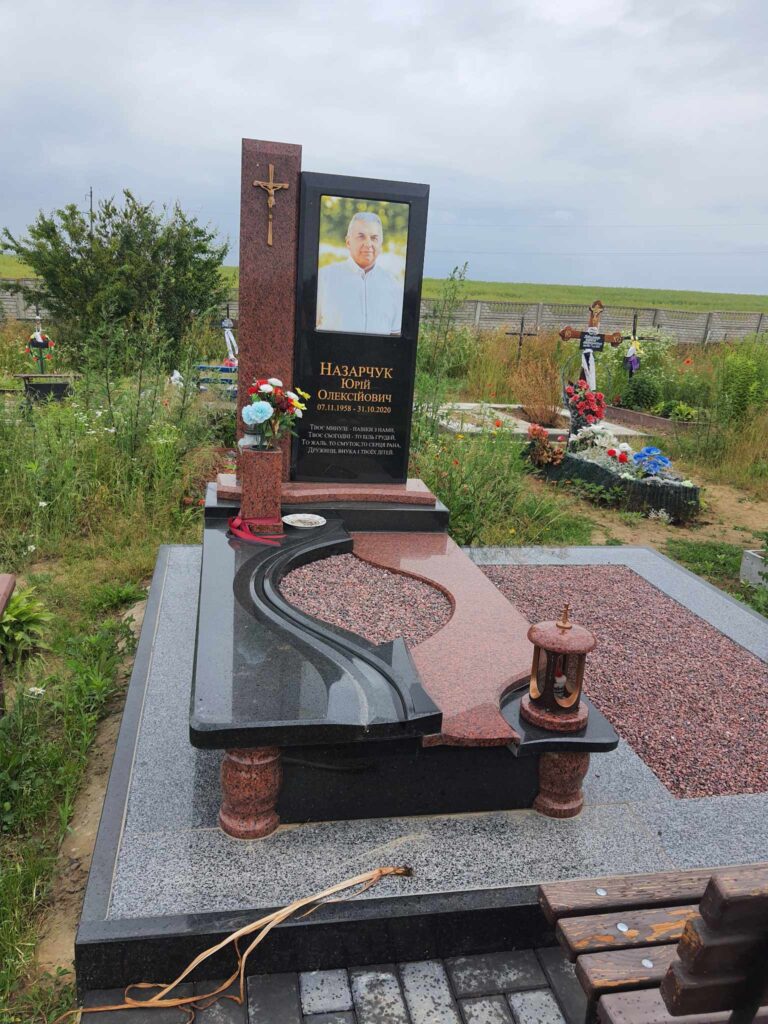 Пам'ятник з нестандартною формою стели — Луцьк