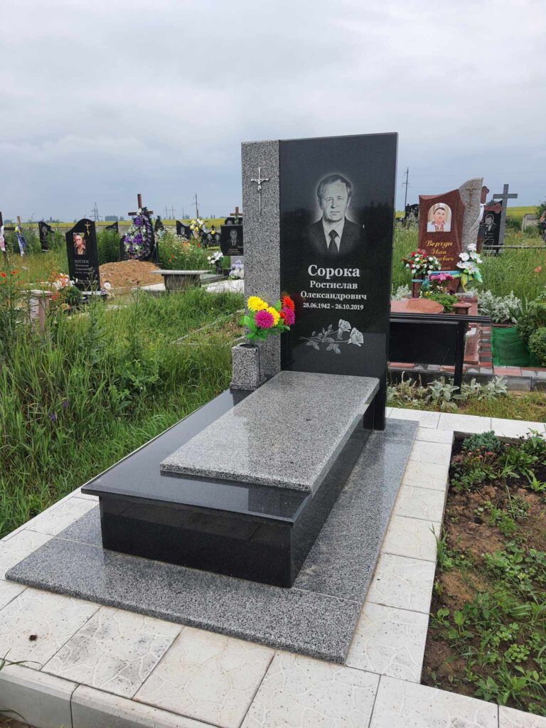 Пам'ятник з портретом у повний зріст — Луцьк