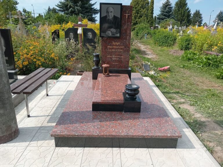 Авторський пам'ятник хрестоподібна форма — Луцьк