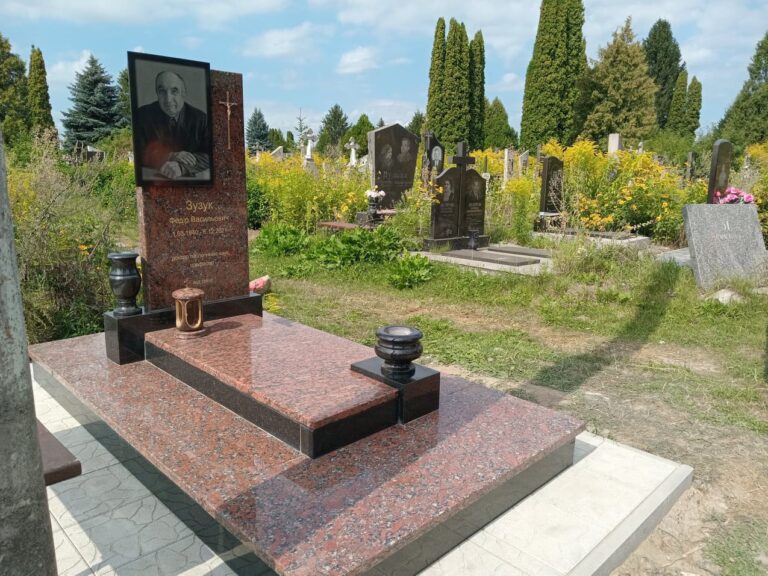 Меморіальний комплекс стела і квітник — Луцьк