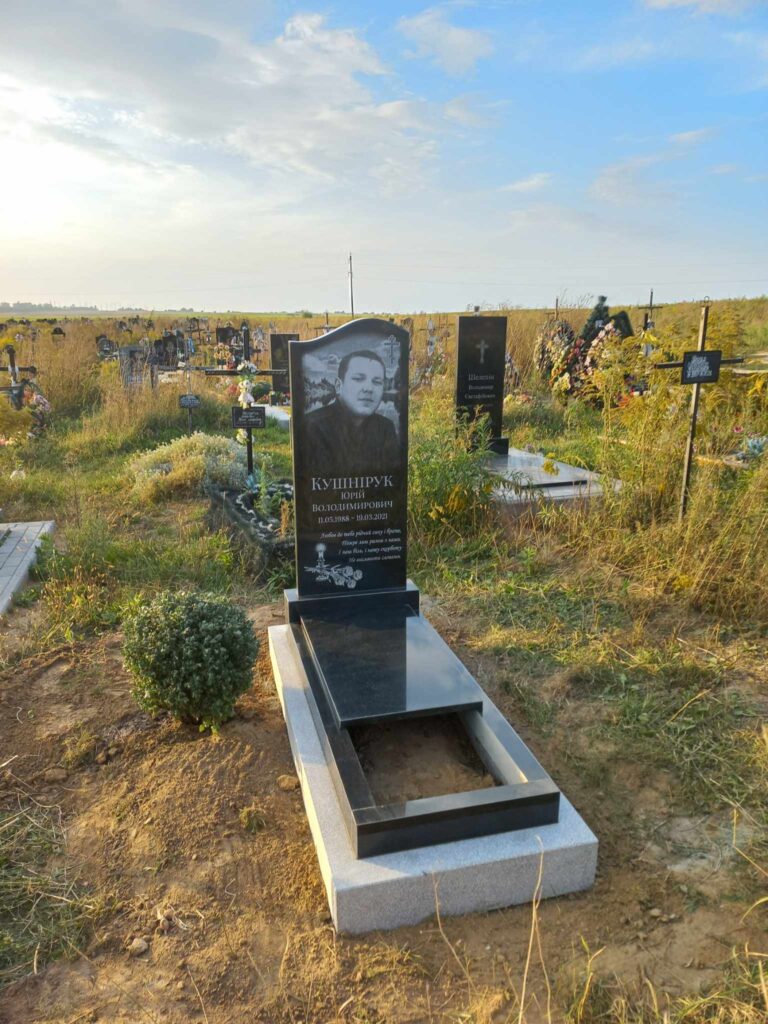 Пам'ятник лабрадорит з ангелом — Луцьк