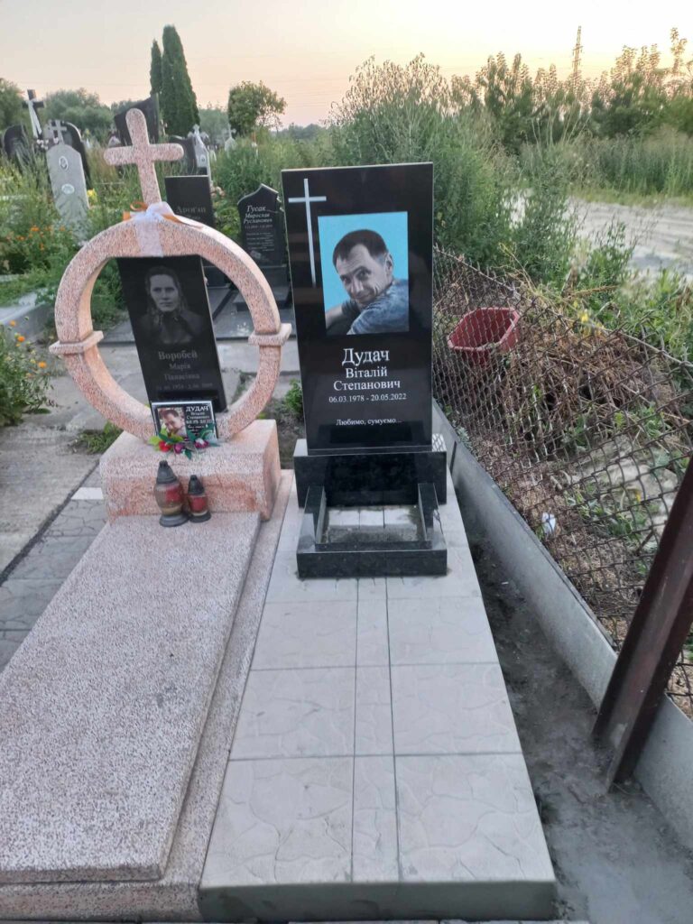Чорно-синій пам'ятник з гравюрою — Луцьк Волинь