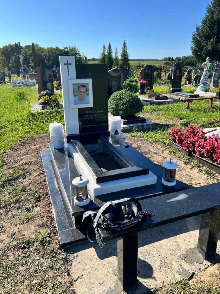 Пам'ятник з лабрадориту з хрестом — Луцьк