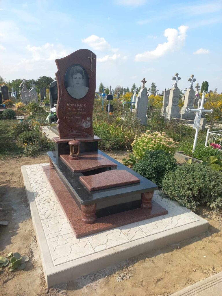 Пам'ятник з синього лабрадориту — Луцьк
