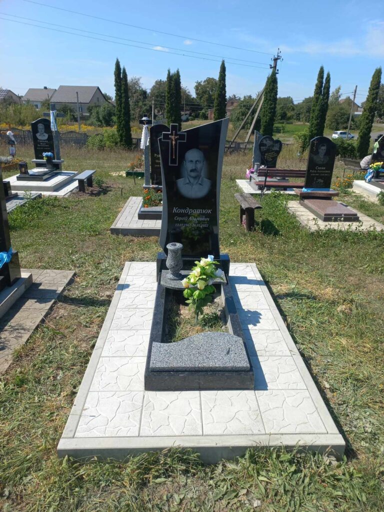 Надгробок з лабрадориту — Ковель Луцьк Волинь