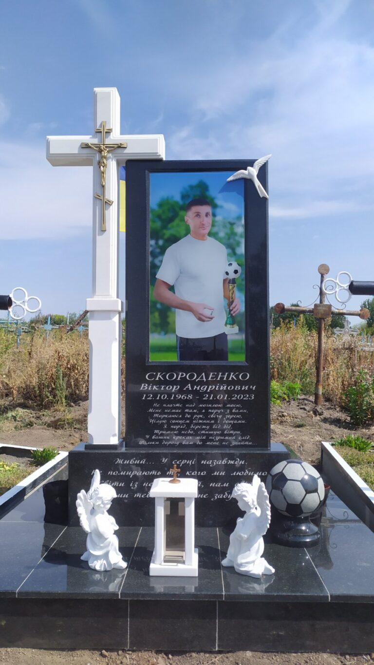 Лабрадоритовий надгробок — Володимир Луцьк