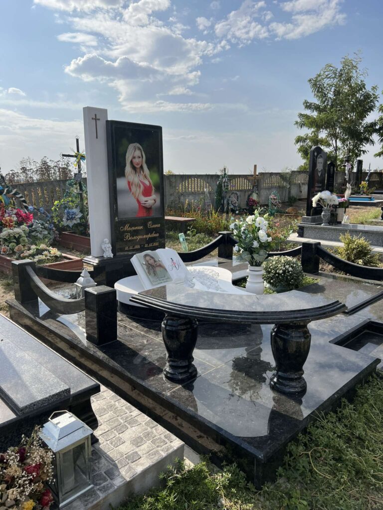 Пам'ятник з лабрадориту арочна форма — Луцьк