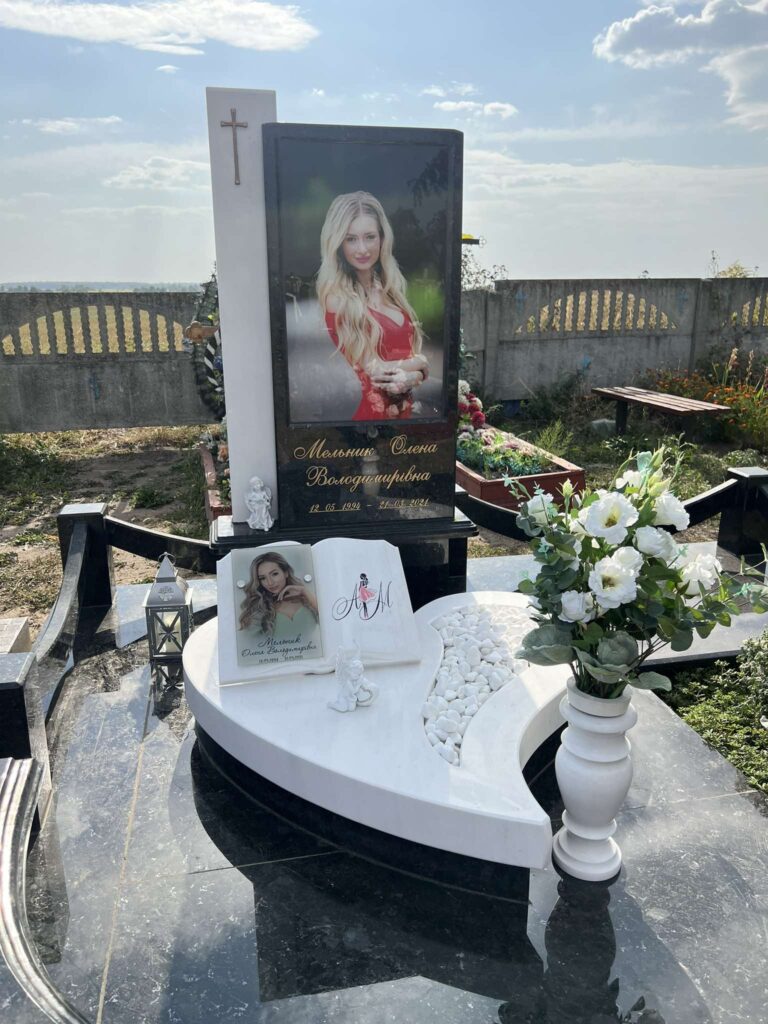 Лабрадоритовий пам'ятник з різьбою троянд — Луцьк