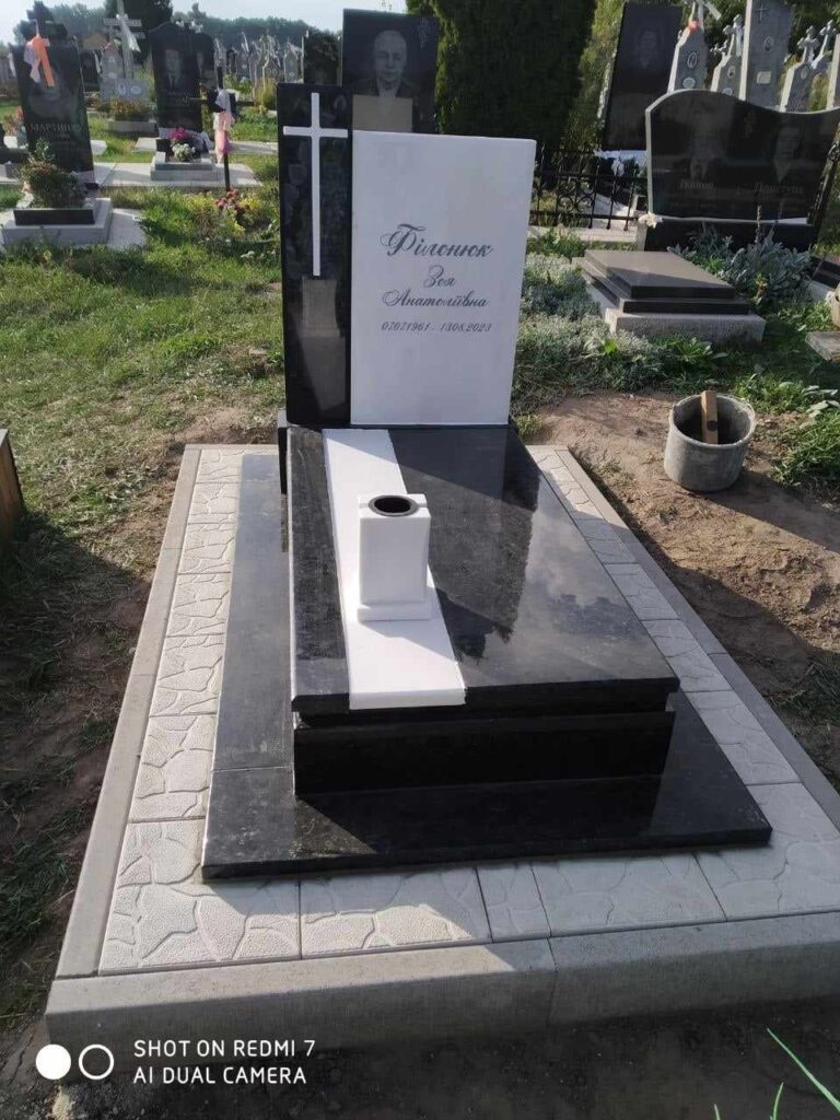 Авторський пам'ятник з фігурою ангела — Луцьк