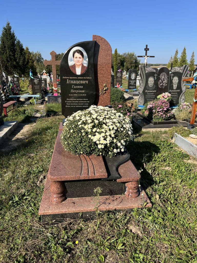 Подвійний пам'ятник з габро — Луцьк
