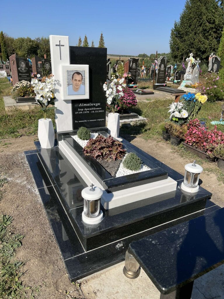 Подвійний пам'ятник подружжя — Луцьк Волинь