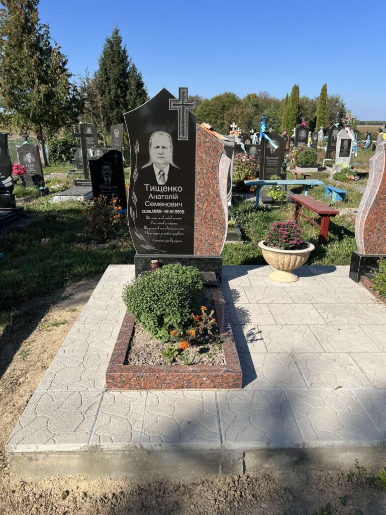 Подвійний пам'ятник з лабрадориту — Луцьк