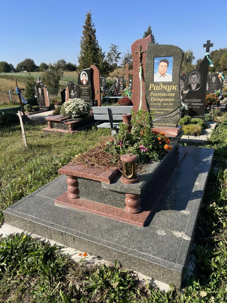 Подвійний пам'ятник встановлений — Ківерці Луцьк