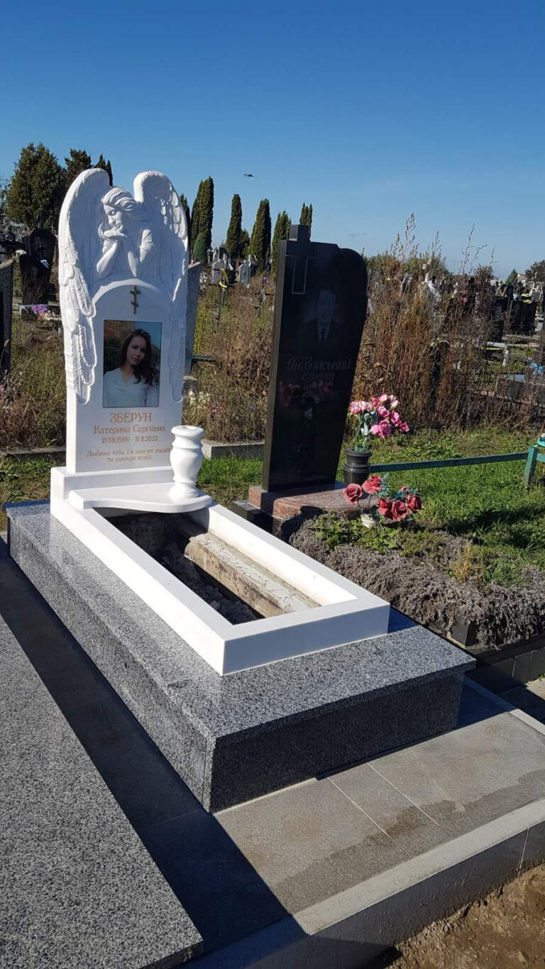 Подвійний пам'ятник із спільною епітафією — Луцьк