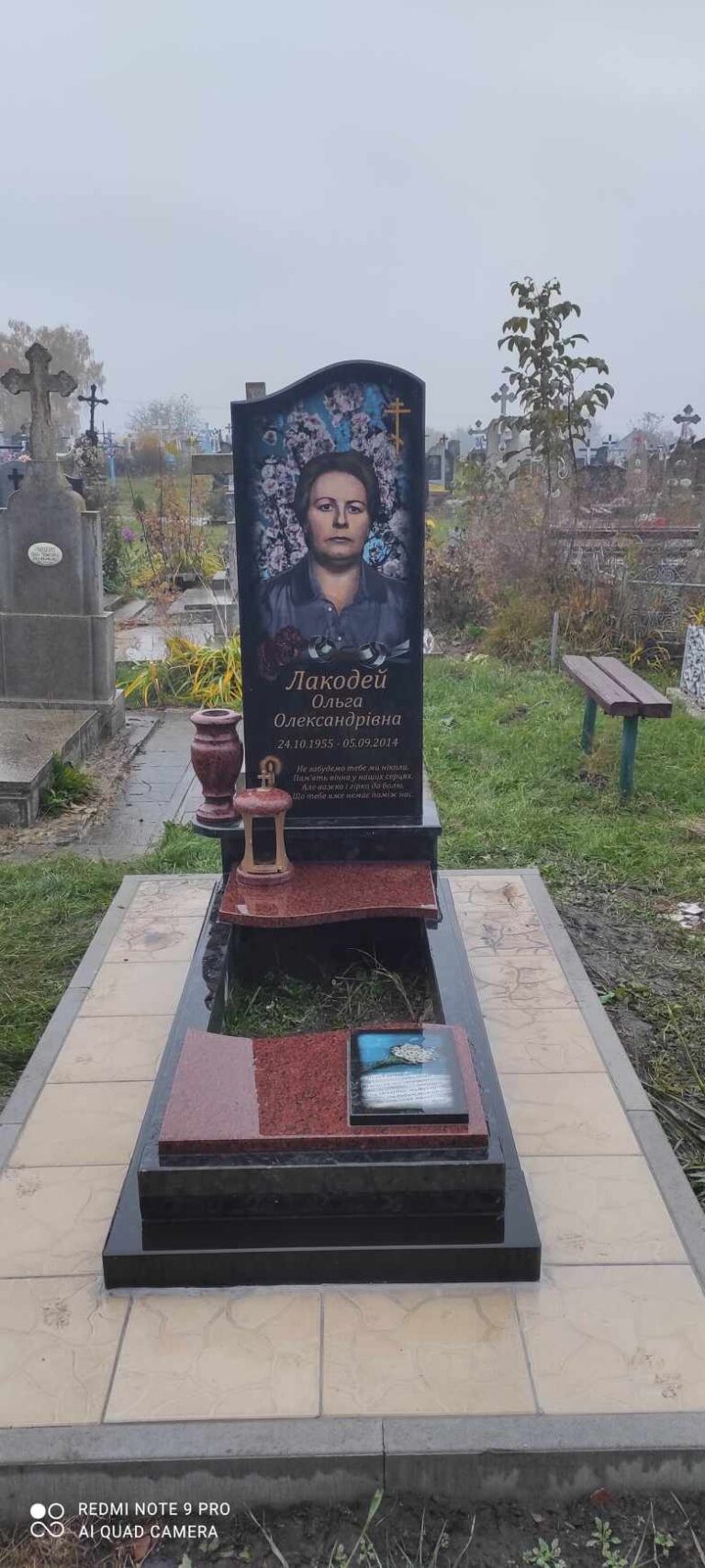 Гранітний пам'ятник з хрестом і квітами — Луцьк