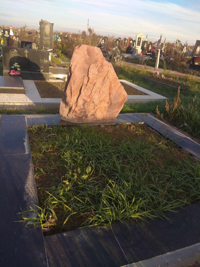 Подвійний гранітний пам'ятник із різьбою — Луцьк