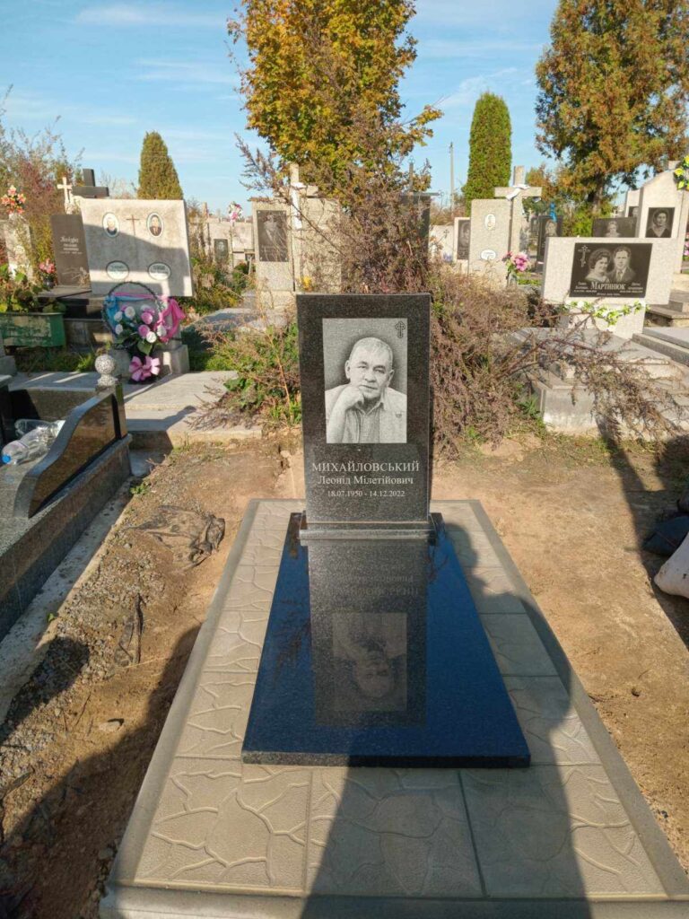 Подвійний пам'ятник дві стели — Луцьк Волинь