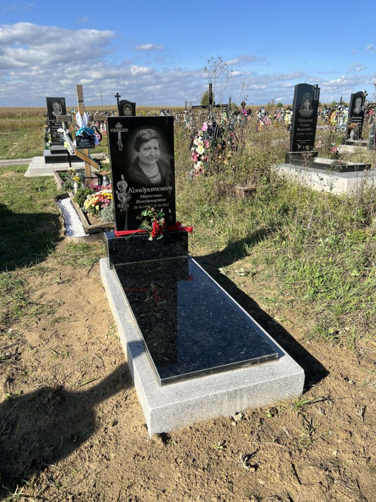 Подвійний надгробок із хрестом — Луцьк