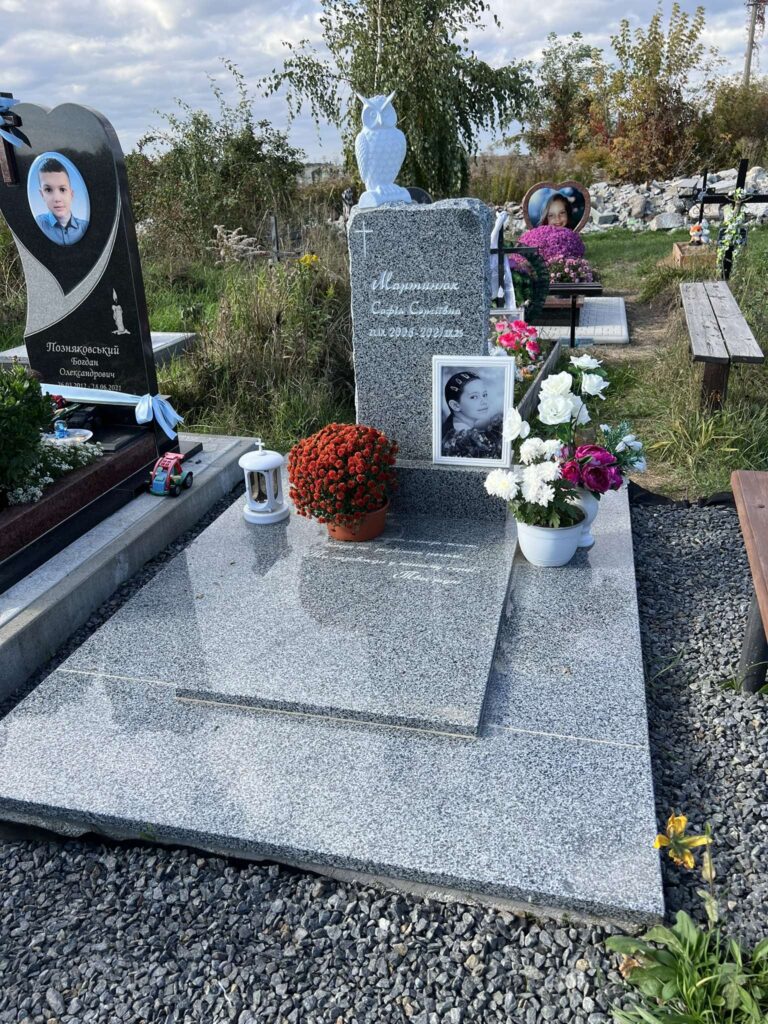 Подвійний пам'ятник з квітниковим комплексом — Луцьк