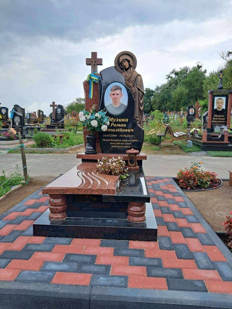 Гранітний пам'ятник з птахом — різьба Луцьк